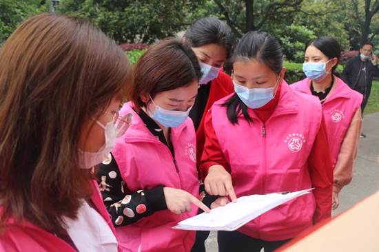 永州市巾帼志愿者协助复工复产企业清点、核对防疫物资