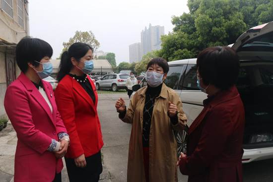 永州市妇联党组成员、副主席刘贤华（左二）、赵飞（右）慰问复工复产企业负责人